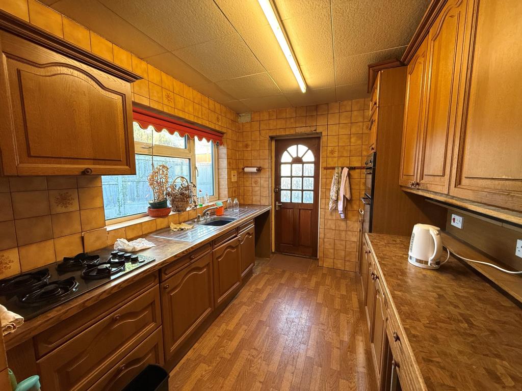 Lot: 153 - FOUR-BEDROOM BUNGALOW FOR REFURBISHMENT AND REPAIR - Kitchen